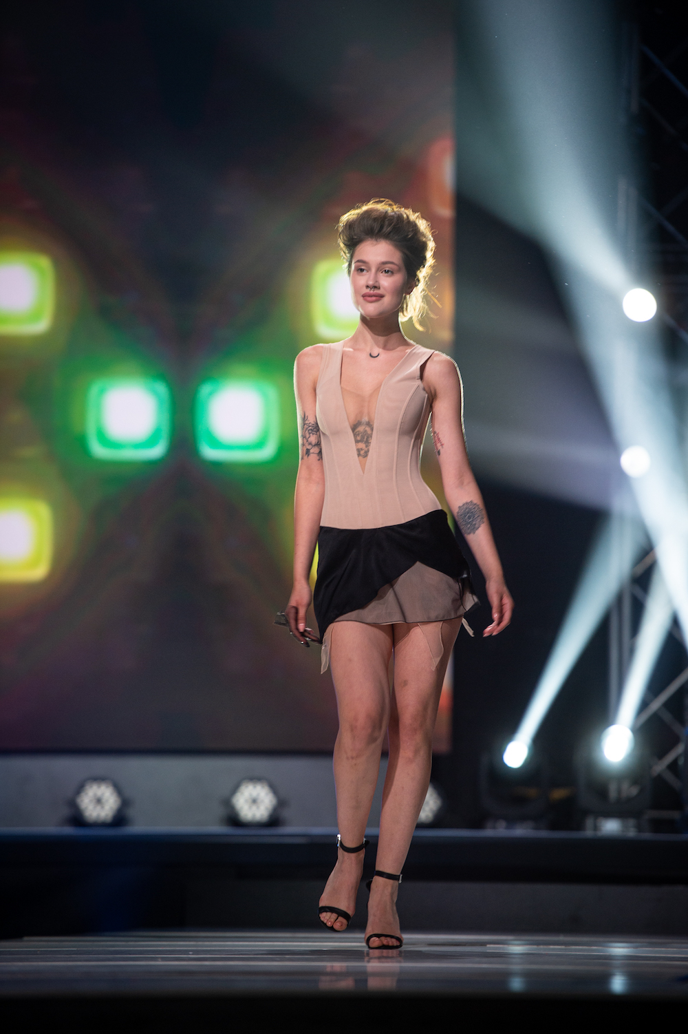 Били головою об бетон: на українську модель напали в метро